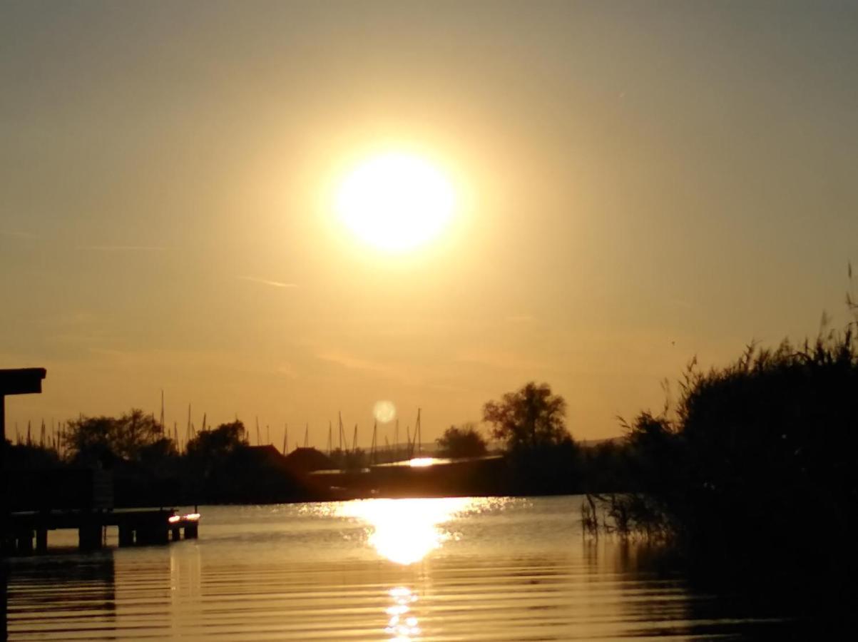Pfahlbau Sunset II Toplage Inklusive Elektroboot 루스트 외부 사진