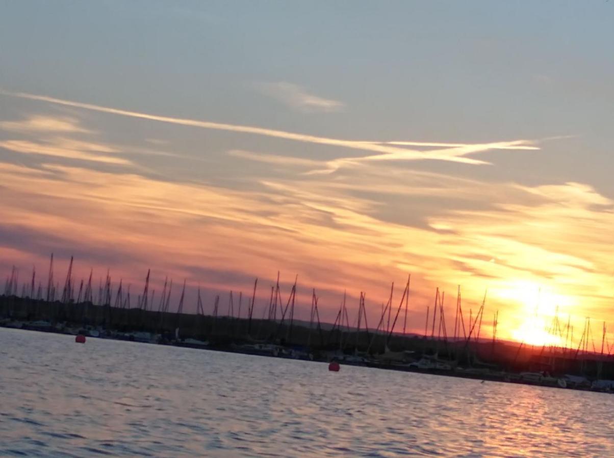 Pfahlbau Sunset II Toplage Inklusive Elektroboot 루스트 외부 사진