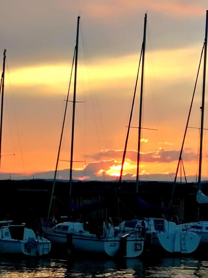 Pfahlbau Sunset II Toplage Inklusive Elektroboot 루스트 외부 사진
