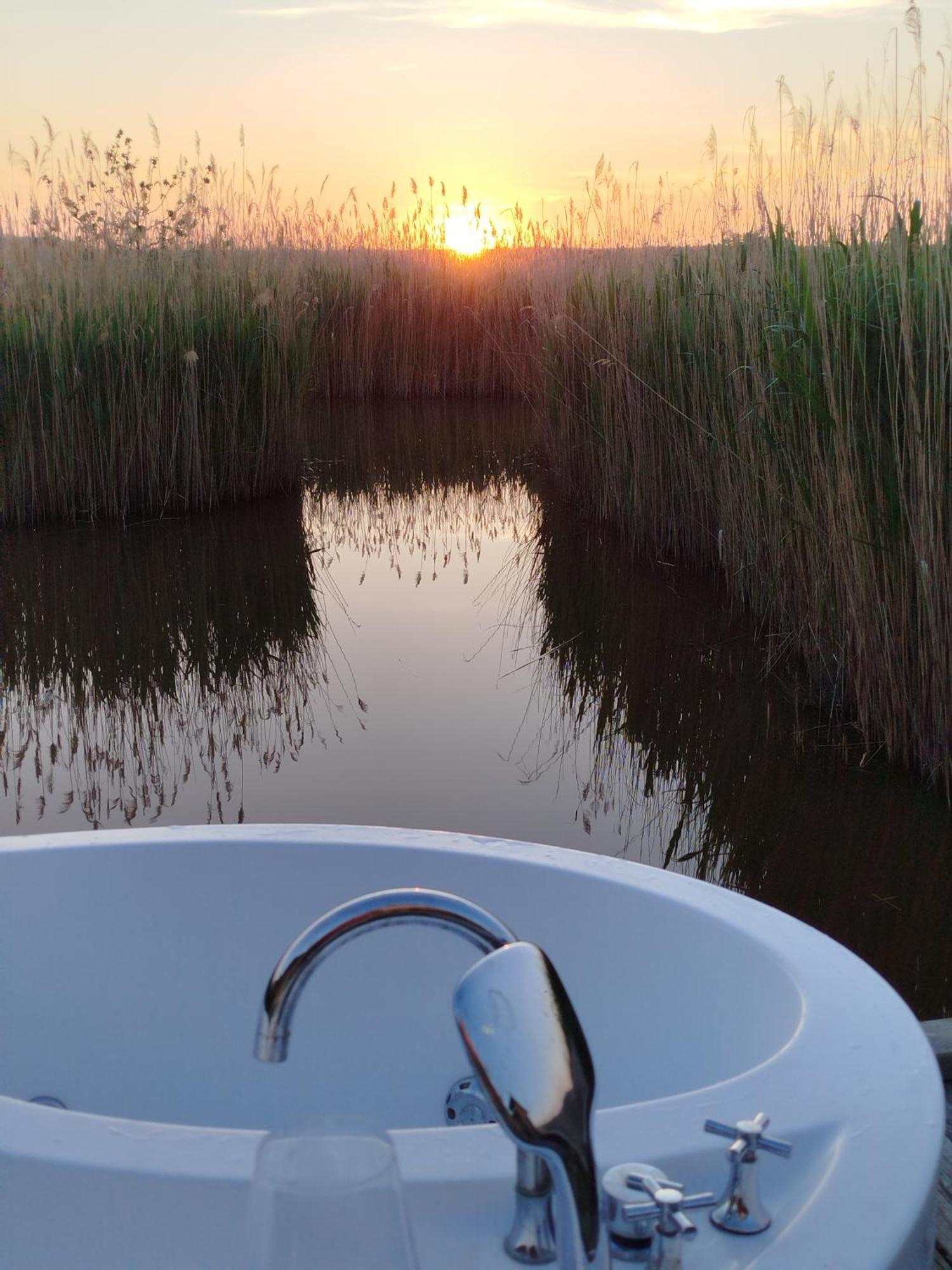 Pfahlbau Sunset II Toplage Inklusive Elektroboot 루스트 외부 사진